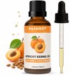 Flesje PureOil abrikozenpitolie met druppelaar, naast abrikozen, pitten en oliedruppels.