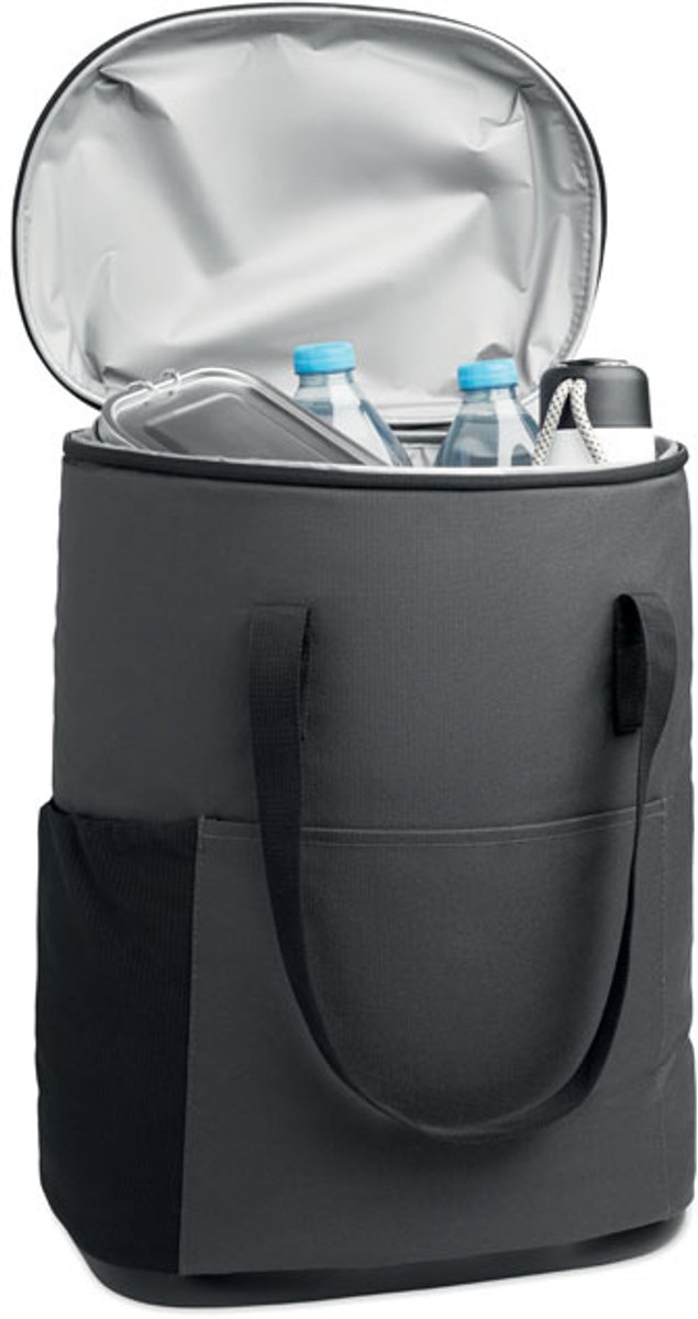 Koelrugzak van waterafstotend 600D RPET met PE-schuimisolatie en PEVA-voering. Voorzien van gevormd deksel, gewatteerde mesh rug, voorvak met rits en zijvakken van mesh. Inhoud: 20 liter.