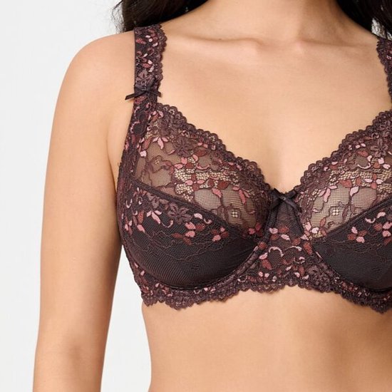 Close-up van de cup van een volle cup beha in bruin met roze bloemenprint en kanten details.