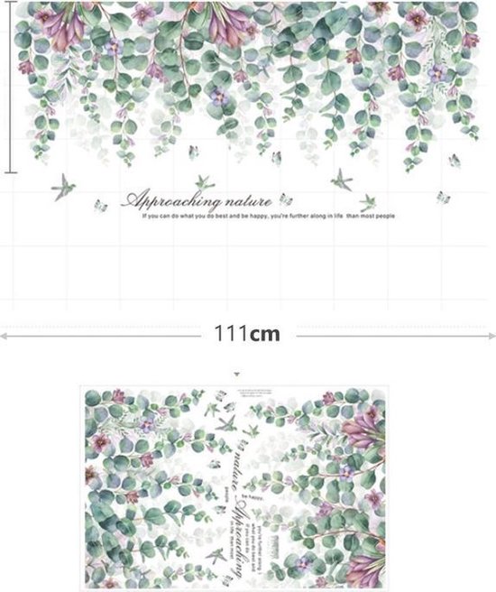 Afmetingen van de wanddecoratie met overhangende groene eucalyptusbladeren, paarse bloemen, vlinders en vogels. 111 cm breed.