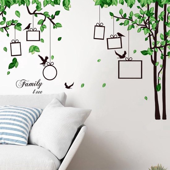 Sticker mural d'un arbre aux feuilles vertes, de cadres photo suspendus, d'oiseaux et du texte 'Family tree'.