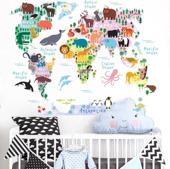Een pastelkleurige wereldkaart muursticker op een kinderkamer boven een babybedje met een wolk kussen.