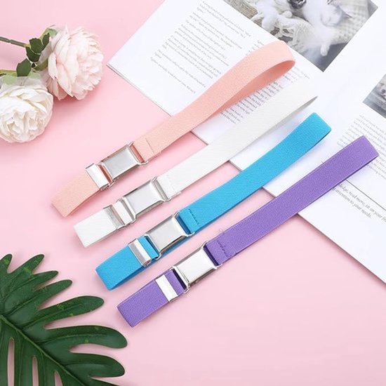 Vier elastische kinderriemen in roze, wit, lichtblauw en paars met zilverkleurige magnetische gespen, liggend op een roze achtergrond.