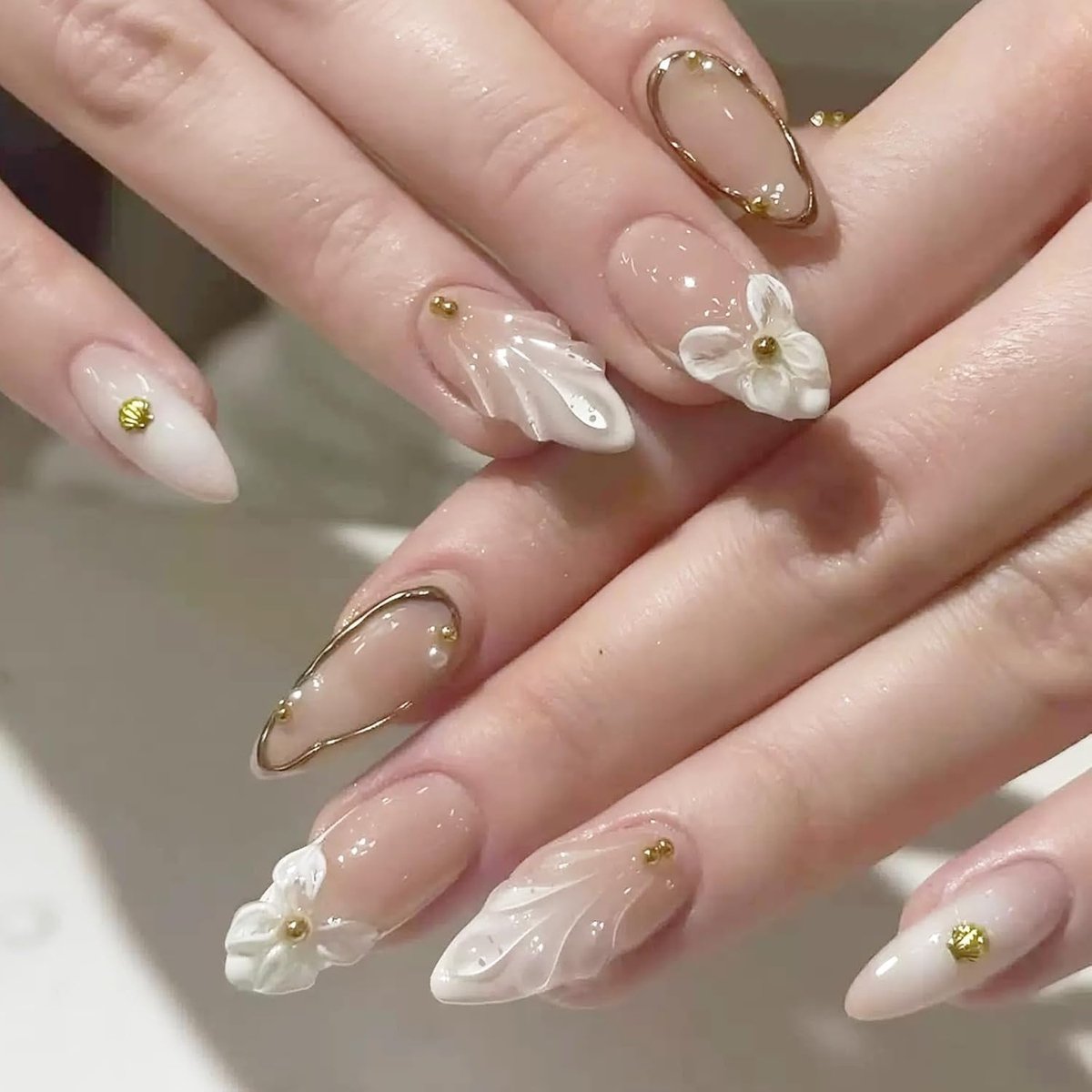 Valse nagels almond nude wit Frans - 3D bloemen en goud aura - met nagellijm voor een opvallende look - ShopVlot