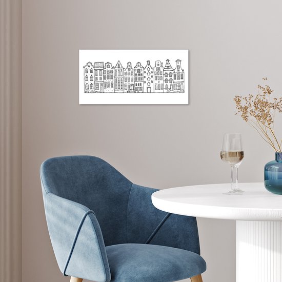 Zwart-wit poster met Amsterdamse huisjes, boven een tafel met stoel.