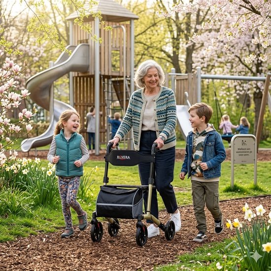 Oudere vrouw met rollator loopt met kleinkinderen in een park