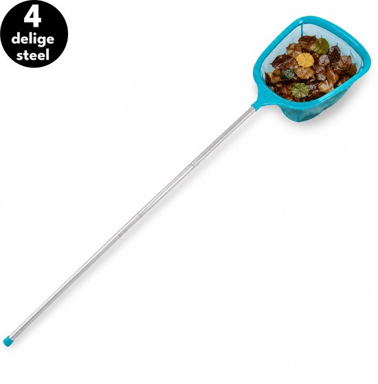 Blauw zwembad schepnet gevuld met bladeren, met een lange, zilverkleurige 4-delige steel.