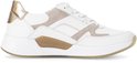 Witte sneaker met taupe suède en goudkleurige accenten op de hiel en zijkant.