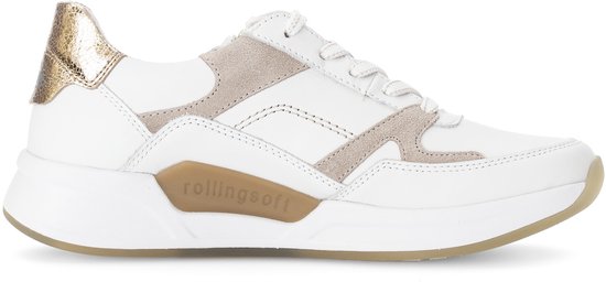 Witte sneaker met taupe suède en goudkleurige accenten op de hiel en zijkant.