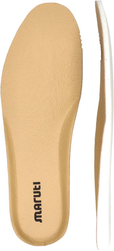 Beige binnenzool en witte binnenzool van een sneaker met "Maruti" logo.