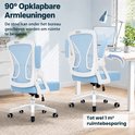 Twee blauwe bureaustoelen met opklapbare armleuningen, één in de normale positie en de ander onder een bureau om ruimte te besparen.