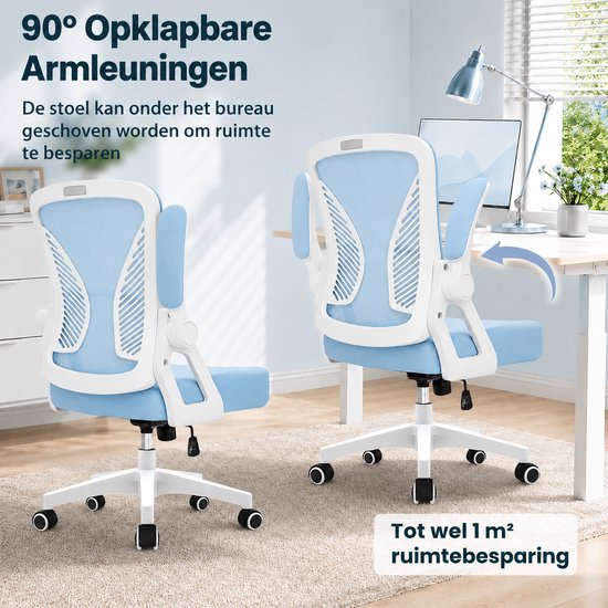 Twee blauwe bureaustoelen met opklapbare armleuningen, één in de normale positie en de ander onder een bureau om ruimte te besparen.