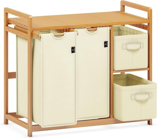 Bamboe wasmand met twee beige waszakken, twee beige opbergdozen en een plank.