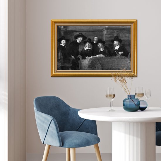Een groep mannen in klederdracht met hoeden staat rond een tafel, ingelijst in een gouden lijst.