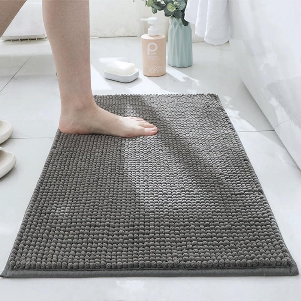 Badmat, Antislip Badkamermat, Absorberend Badkamer Kleed, Zacht Douchemat, Sneldrogende en Machinewasbaar Voor de Badkamer, Douche, Bad of als WC Mat(Donkergrijs,50X80cm)