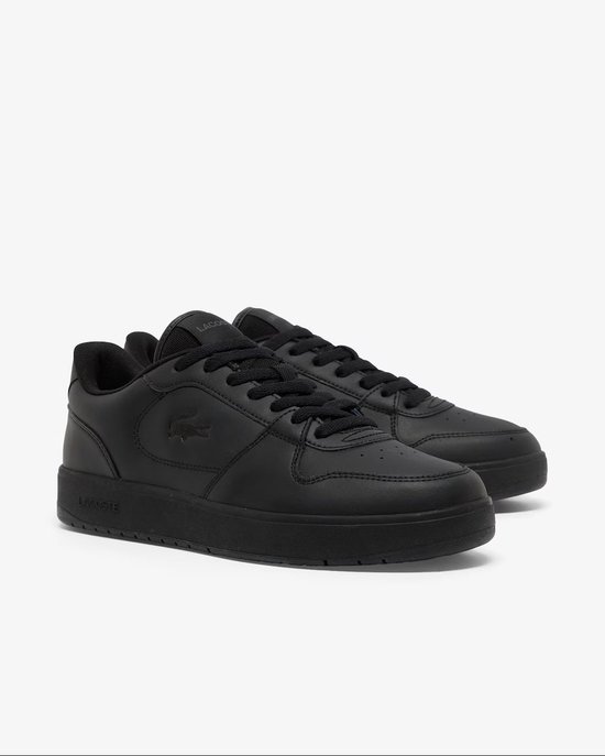 Zwarte Lacoste sneakers voor heren met veters en een krokodillenlogo op de zijkant.