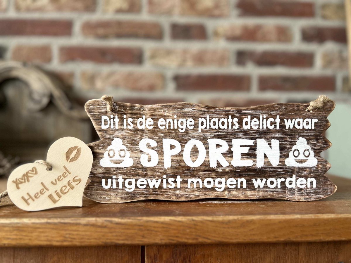Creaties van hier - dit is de enige plaats delict waar sporen uitgewist mogen worden - wc bordje - met houten hartje - 12x30 cm - tekstbord - wandbordje