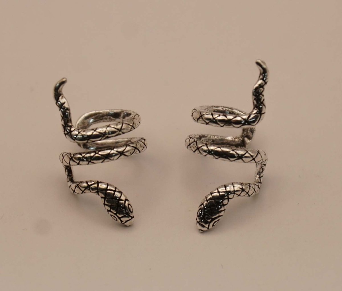Sterling zilveren oorklemmen slang - oorklemmen zilver van 2 slangen - stoere dieren oorklemmen gemaakt van 925 zilver - klemmen voor op de schelpen van je oor in de vorm van een slang - silver ear cuffs snake