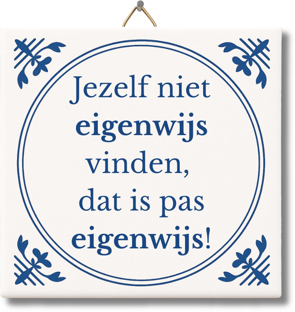 Tegeltje met Tekst van NietMokken® – Jezelf niet eigenwijs vinden, dat is pas eigenwijs! – Grappig Spreuk Tegeltje – Cadeau voor collega, vriend of vriendin – Met ophanghaakje – Inclusief premium verpakking, gratis viltje en ansichtkaart – Glossy
