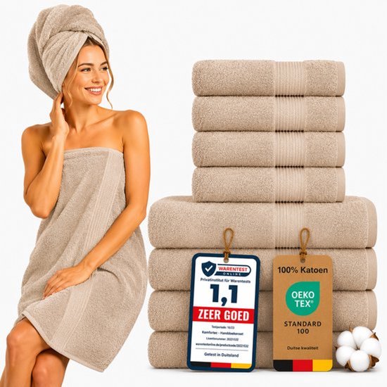 Femme avec des serviettes beiges sur la tête et le corps, à côté d'une pile de serviettes beiges et des étiquettes '100% Coton' et 'OEKO-TEX'.