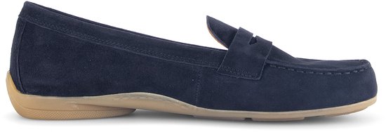 Zijaanzicht van een donkerblauwe suède loafer met een platte, lichtbruine zool.