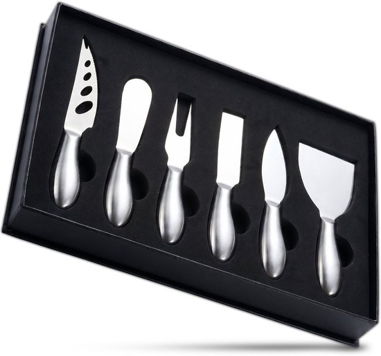 Zes zilverkleurige kaasmessen met RVS-afwerking in een zwarte geschenkdoos.