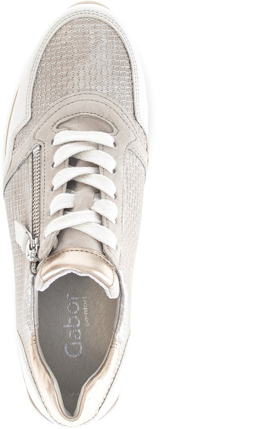 Bovenaanzicht van een beige leren sneaker met rits, veters en gouden accenten.