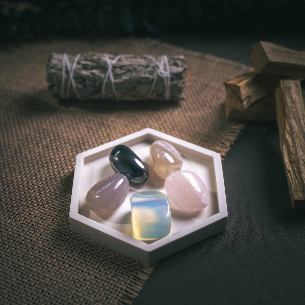 SnelShoppen - Premium Rookset Huisreiniging met 8 Palo Santo Sticks, 2 Witte Salie, 5 Magische Stenen en Handgemaakt Dienblad voor Nieuwe Beginnen en