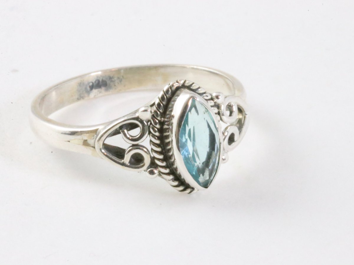 Fijne bewerkte zilveren ring met blauwe topaas - maat 18.5