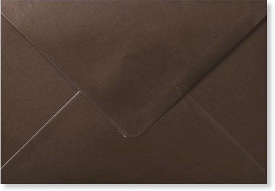 Bruine envelop met een gesloten flap en zichtbare vouwlijnen.