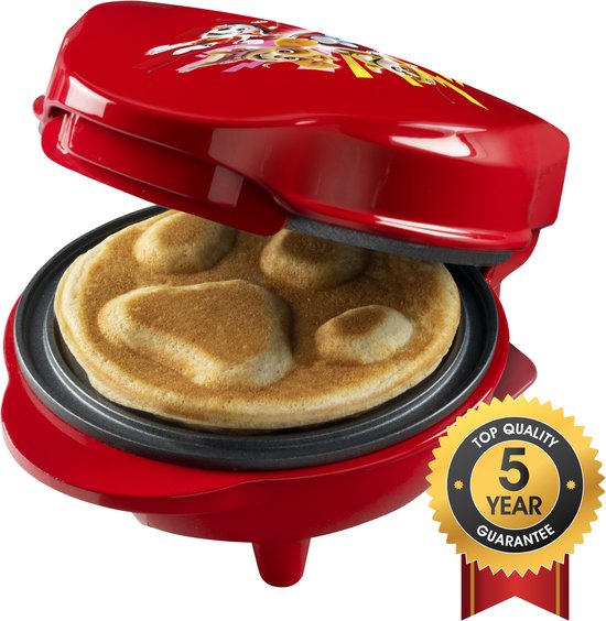 Rood wafelijzer in gebruik met een hondse pootafdruk wafel. Met "Top Quality 5 Year Guarantee" sticker.