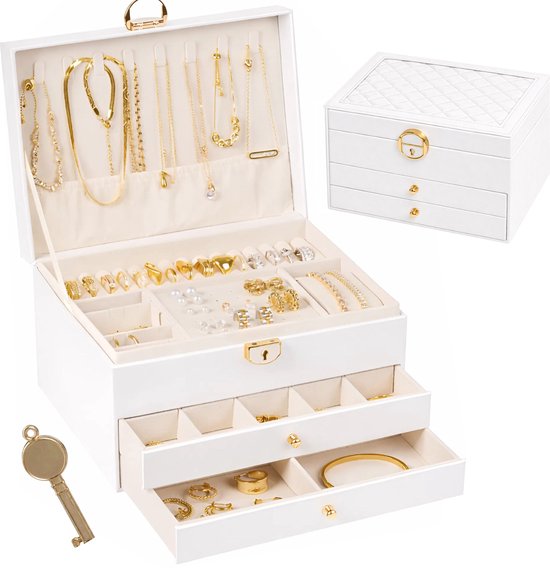 Une boîte à bijoux blanche de luxe avec serrure dorée, remplie de bijoux, avec une clé dorée assortie.