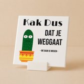 Witte tegel met groene cactus en tekst, ondersteund door een wit display-standaardje.