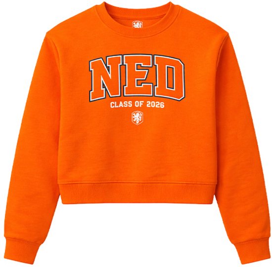 Oranje trui met "NED CLASS OF 2026" opdruk, gedragen door een paspop.