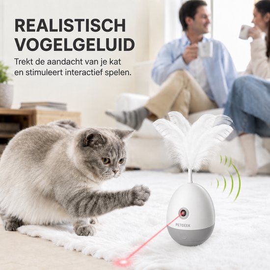 Interactief kattenspeeltje met laser en veer, een kat speelt ermee, op de achtergrond een stel drinkt koffie.