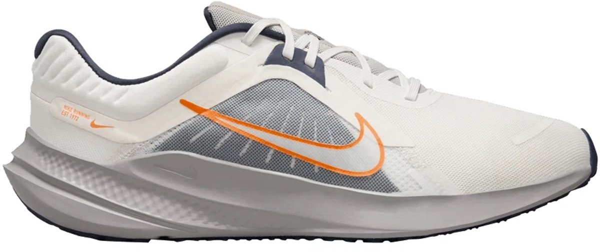 Nike Quest 5 Hardloopschoenen 41 Sail/Total -Thunder Crème Running Comfort Oranje