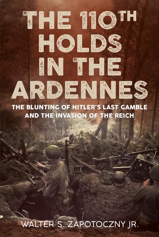 Couverture du livre : "THE 110TH HOLDS IN THE ARDENNES". Soldats dans une tranchée, fond boisé.
