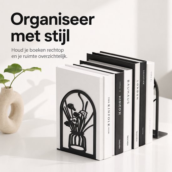 Zwarte metalen boekensteun met bloemen in een vaas, die boekdelen rechtop houdt. Links staat een vaas met een groene plant.