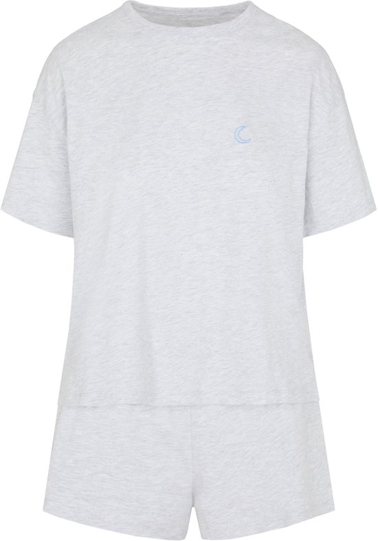 Een lichtgrijze pyjamaset bestaande uit een T-shirt met korte mouwen en een short, met een klein blauw logo op de borst.