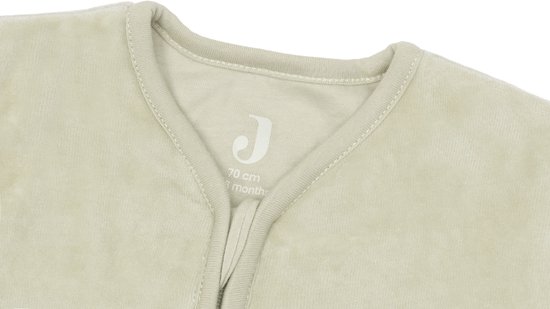 Nekgedeelte van een lichtgroene velours slaapzak met Jollein logo en maatindicatie.