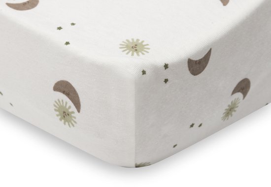 Wit hoeslaken met bruine en groene manen, zonnen en sterren. Hoekdetail.