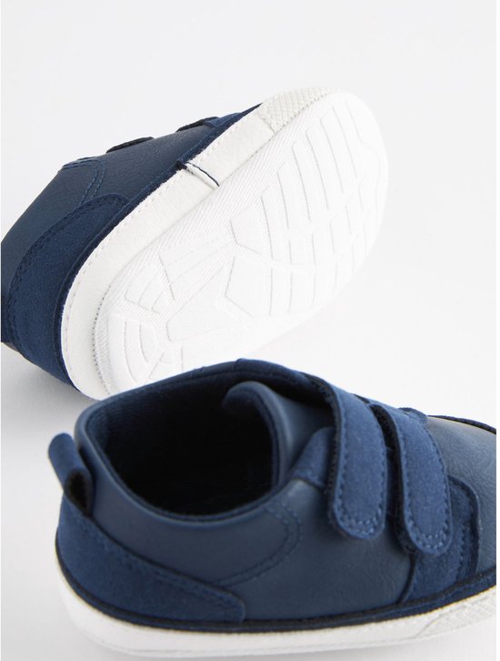 Donkerblauwe babysneakers met suède details en klittenbandsluiting, zool omhoog.