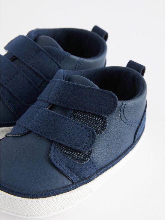 Donkerblauwe babysneakers met suède details en klittenbandsluiting, close-up.