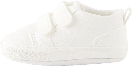 Witte babysneaker met klittenbandsluiting, van de zijkant bekeken.