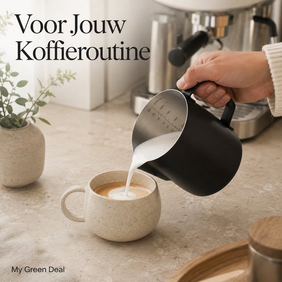 Hand schenkt melk uit een zwarte RVS melkopschuimkan met maatstreepjes in een koffiekopje. Tekst: "Voor Jou Koffieroutine".