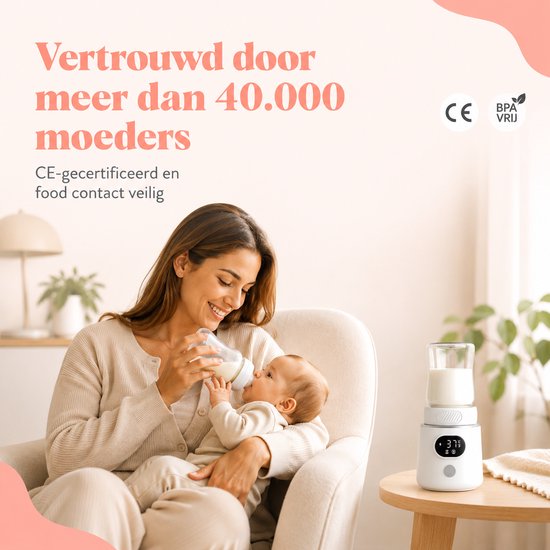 Moeder met baby op schoot in een stoel, geeft flesje melk. Naast een witte flesverwarmer. "Vertrouwd door meer dan 40.000 moeders". CE en BPA-vrij logo's zichtbaar.