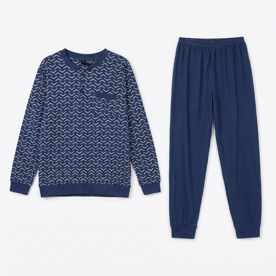 Donkerblauwe pyjamaset met wit zigzaggend patroon op het shirt en effen donkerblauwe broek.