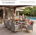 Grijze wicker tuinset met tafel en 8 stoelen, met mensen die genieten van het diner bij het zwembad.