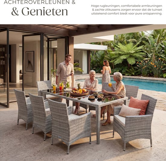 Grijze wicker tuinset met tafel en 8 stoelen, met mensen die genieten van het diner bij het zwembad.