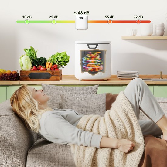 Een vrouw ligt op een bank. De compostbak draait groenten op de achtergrond, met een geluidsniveau indicator.